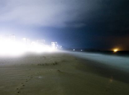 La célebre playa de Río de Janeiro estuvo sólo iluminada por las luces de los vehículos. La presa de Itaipú,, lugar donde se produjo la falla, proporciona el 20% de energía a Brasil.