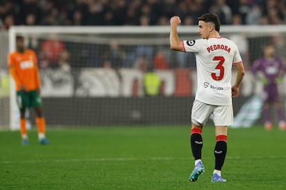 El defensa del Sevilla Adrià Pedrosa celebra su gol del empate ante el Valencia este sábado.