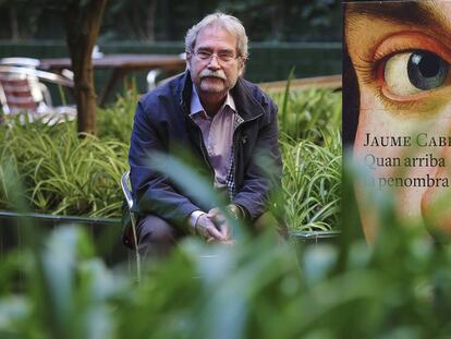 Jaume Cabré, amb una portada gegant del seu últim llibre.