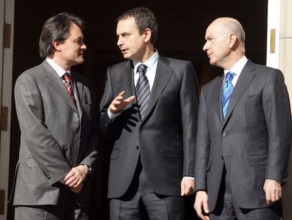 José Luis Rodríguez Zapatero con los líderes de CiU Artur Mas y Josep Antoni Duran Lleida a su llegada al Palacio de La Moncloa, donde en 2006 certificaron con una sesión fotográfica el acuerdo global alcanzado sobre el Estatuto de Cataluña.