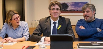 Carles Puigdemont amb Elsa Artadi i Albert Batet.