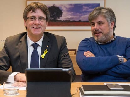 Carles Puigdemont amb Elsa Artadi i Albert Batet.