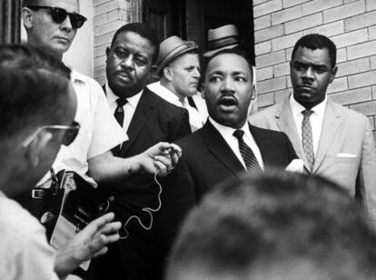 El reverendo Ralph D. Abernathy junto a Martin Luther King (2d) y a William G. Anderson (d) tras la puesta en libertad de King y Abernathy de la prisión de Albany, el 12 de julio de 1962. 