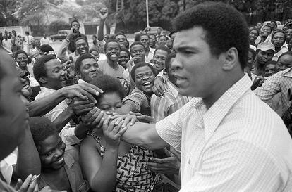 Muhammad Ali es saludado por decenas de fans a su llegada a la ciudad de Kinsasa, capital de la República Democrática del Congo, en 1974.