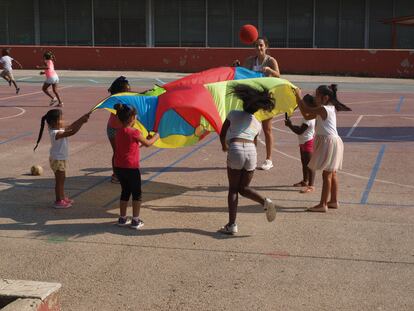 Un campamento organizado por ONG para paliar los efectos de la pobreza en los menores, en un colegio de Madrid, en julio.