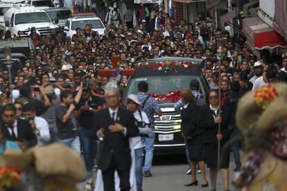 Cientos de ciudadanos acuden al funeral del alcalde Alejandro Arcos Catalán, este lunes Chilpancingo, Guerrero.