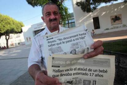 Arturo Reyes muestra informaciones sobre la desaparición de su hijo en el <i>Diario de Cádiz.</i>