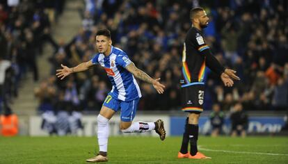 Hernán Pérez festeja el gol ante el desespero de Bebé.