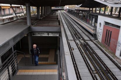 Grecia vive este 4 de febrero la primera huelga general de 24 horas contra la reforma del sistema de pensiones que el Gobierno de Alexis Tsipras negocia con los acreedores con motivo de la primera revisión del rescate europeo. En la imagen, una estación de metro de Atenas a primera hora de la mañana.