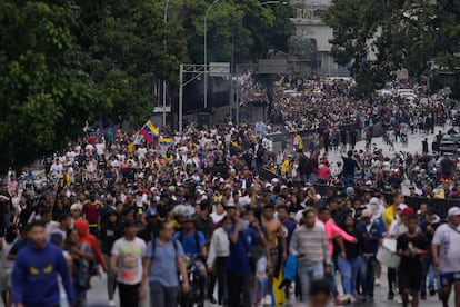 A pie y en motocicletas, los manifestantes se acercaron a las inmediaciones del Palacio de Miraflores.