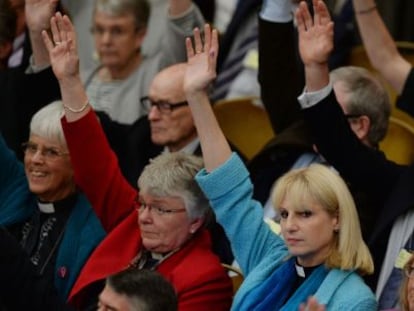 El sínode de l'Església d'Anglaterra aprova l'ordenació de dones bisbe.