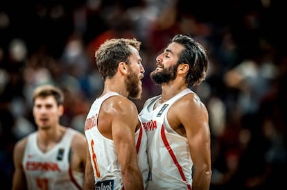 Ricky Rubio y Sergio Rodr&iacute;guez, durante el partido contra Turqu&iacute;a