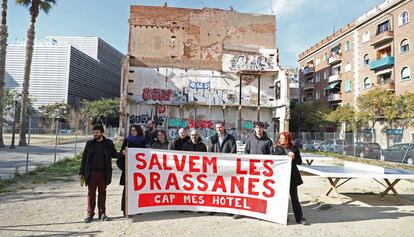 Membres de la plataforma Salvem els Drassanes, aquest dimecres.