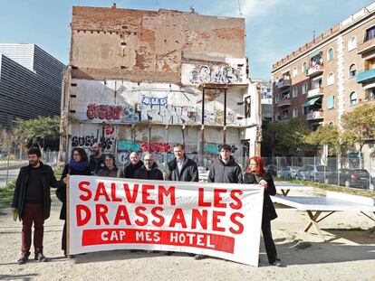 Membres de la plataforma Salvem els Drassanes, aquest dimecres.