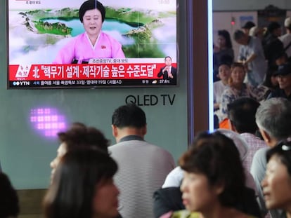 Ciutadans sud-coreans miren la notícia de la nova prova nuclear a les televisions instal·lades en la principal estació de Seül.