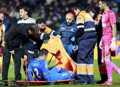 El defensa del Getafe, Alexis Ruano, es retirado del terreno de juego en camilla, durante el partido de vuelta de octavos de final de la Copa del Rey que Getafe y FC Barcelona disputan esta noche en el Coliseo Alfonso Pérez, en Getafe. 