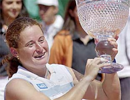 Ángeles Montolio, con la copa de su primer triunfo en el circuito en Estoril.