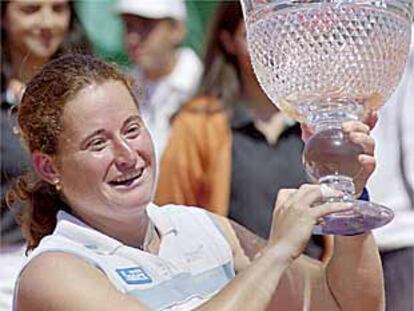 Ángeles Montolio, con la copa de su primer triunfo en el circuito en Estoril.