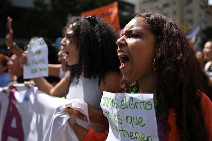 Mujeres gritan consignas feministas durante la marcha contra la violencia de género en Caracas, en el marco del 25N.