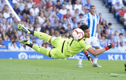 Rulli trata de despejar el balón durante un partido de esta temporada.