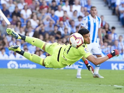 Rulli trata de despejar el balón durante un partido de esta temporada.