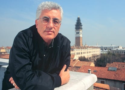 Germano Celant posa con la torre del campanario de la Plaza de San Marcos en Venecia en 1997.