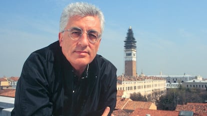 Germano Celant posa con la torre del campanario de la Plaza de San Marcos en Venecia en 1997.