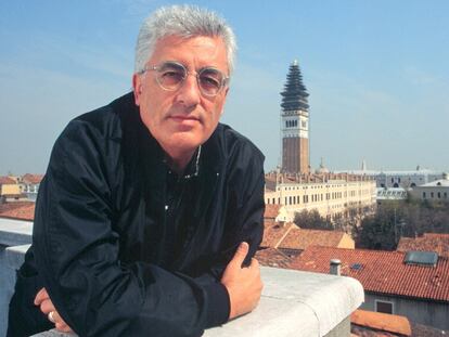 Germano Celant posa con la torre del campanario de la Plaza de San Marcos en Venecia en 1997.