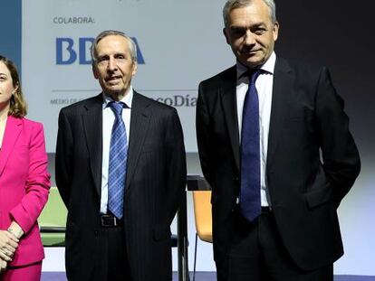 Enrique Rubio (presidente del ICAC), Mª Ángeles Pelaez (jefa de contabilidad de BBVA), Amparo López (subsecretaria de Estado de Economía) y Leandro Cañibano (presidente de AECA), y Enrique Ortega (vocal de AECA).