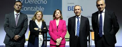 Enrique Rubio (presidente del ICAC), Mª Ángeles Pelaez (jefa de contabilidad de BBVA), Amparo López (subsecretaria de Estado de Economía) y Leandro Cañibano (presidente de AECA), y Enrique Ortega (vocal de AECA).