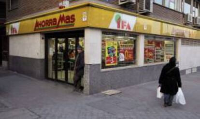 Vista de una supermercado de la cadena Ahorramas, que tras ser acusada por la Organización Consumidores y Usuarios (OCU) de "engaño al consumidor" por vender carne de caballo en hamburguesas sin mencionarlo en el etiquetado, retiró el producto de todos sus puntos de venta.