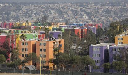 Edificios multicolores en un fraccionamiento de Tijuana.