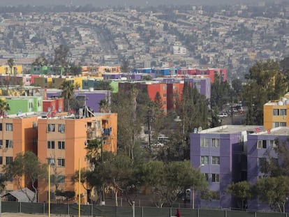 Edificios multicolores en un fraccionamiento de Tijuana.