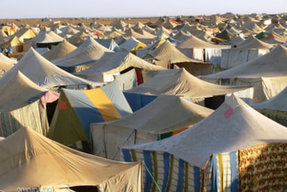 El campamento de protesta montado por los saharauis en Agdaym Izik, a unos 15 kilómetros de El Aaiún.