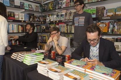De izquierda a derecha, Neil Gaiman, Ben Brooks y Joaquín Reyes firman libros en la caseta de su editorial en el Retiro.