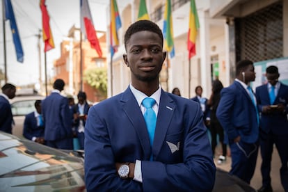 Souleymane Wane, de 24 años, nacido en un pueblo de Fatick, en la puerta del centro de formación Cefer, en Dakar, durante un descanso de las clases de Ingeniería que sigue en dicha academia. Es uno de los 100.000 estudiantes afectados por el cierre de la Universidad Cheikh Anta Diop debido a la inestabilidad política y social en Senegal. “Tenemos sueños, pero ¿cómo vamos a realizarlos aquí? Necesitamos un nuevo Senegal donde podamos tener éxito sin necesidad de marchar”, asegura.