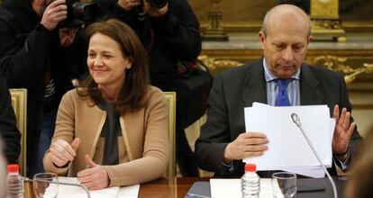 La secretaria de Estado de Educación, Montserrat Gomendio, junto al ministro Wert, en la conferencia sectorial de marzo.