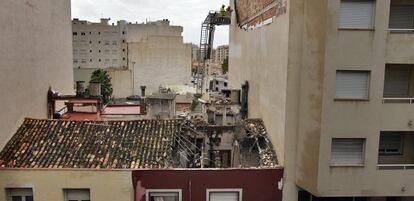 Vivienda dañada en Oliva después de que se desplomara sobre ella una pared del edificio contiguo.