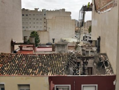 Vivienda da&ntilde;ada en Oliva despu&eacute;s de que se desplomara sobre ella una pared del edificio contiguo. 