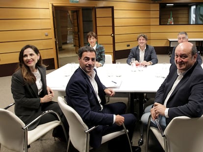 Las delegaciones del PNV y el PSOE vasco al inicio de las negociaciones tras las elecciones vascas a finales de abril.