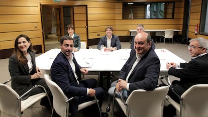 Inicio de las negociaciones de PSE-EE Y PNV tras las elecciones vascas este lunes en la sede del PNV en Bilbao. Por parte del PNV: Bakartxo Tejeria, Imanol Pradales, Andoni Ortuzar y Joseba Aurrekoetxea (todos en primer plano). Por parte del PSE-EE: Begoña Gil, Eneko Andueza y Miguel Ángel Morales.