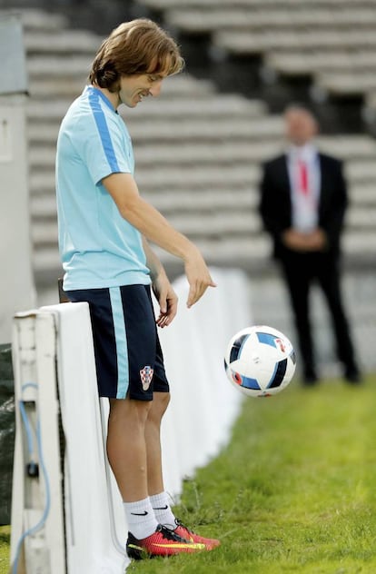 Croacia juega el ritmo de Modric (y Rakitic) Es la selección que mejor fútbol ha desplegado en la fase de grupos. Equipo joven y peleón se enfrentará a Portugal en octavos.