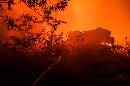 Los bomberos trabajaban esta madrugada para tratar de sofocar un incendio forestal cerca de Belin-Béliet, en el departamento (provincia) de Gironda, en el suroeste de Francia.