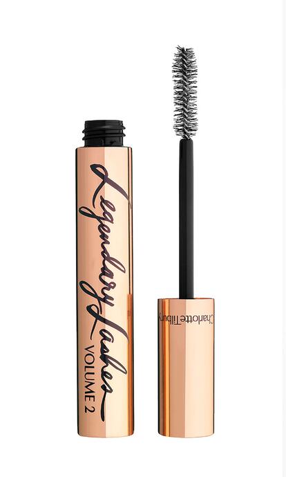 David López, el maquillador en el que más confía Amaia Romero, opta por Legendary Lashes Volume 2 de Charlotte Tilbury. "Me encanta su aplicador y el efecto de volumen que crea en las pestañas en solo un aplicación. También es resistente a la humedad, lo que le da un valor añadido".