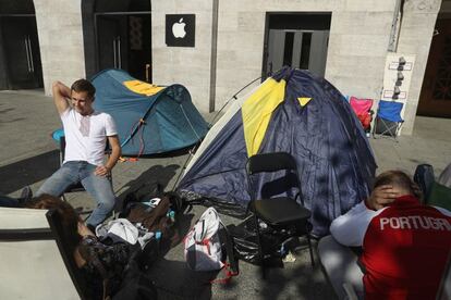 Fans de Apple esperan a la apertura mañana de una tienda de la empresa en Berlín.