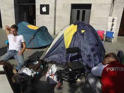 Fans de Apple esperan a la apertura mañana de una tienda de la empresa en Berlín.