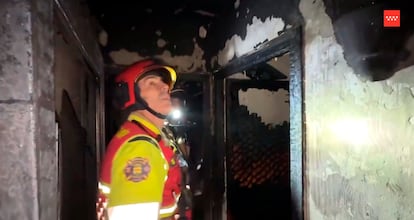 Bomberos en el interior de una vivienda incendiada anoche en la calle Navalcarnero de Alcorcón.