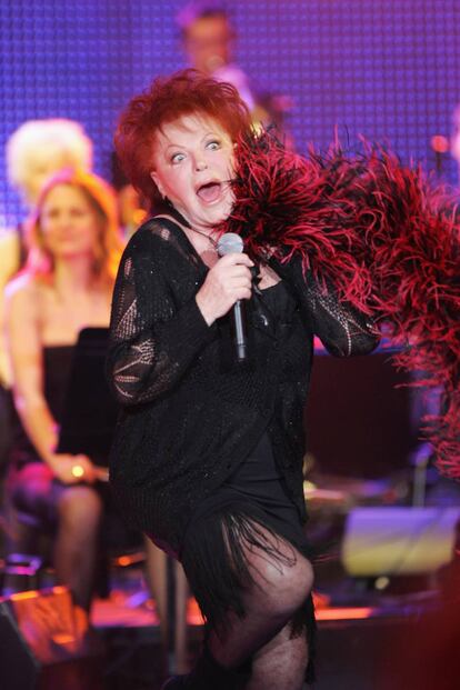Regine siguió cantando: en la imagen, durante un concierto en París en 2009.