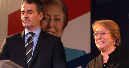 Michelle Bachelet junto al candidato de las primarias Andrés Velasco.