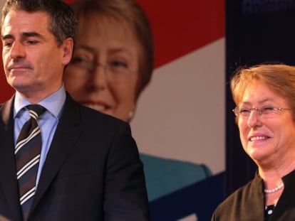 Michelle Bachelet junto al candidato de las primarias Andr&eacute;s Velasco.